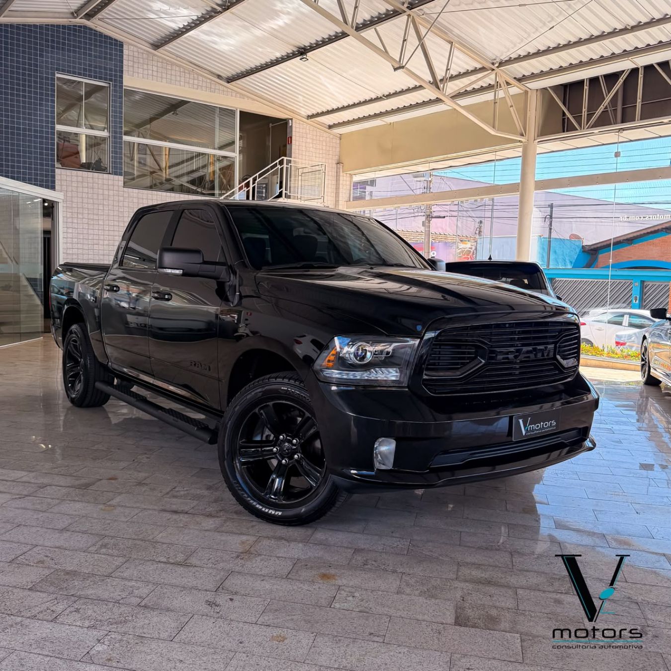 RAM 1500 Classic Laramie Night Edition 5.7 V8 2023 - Foto 1