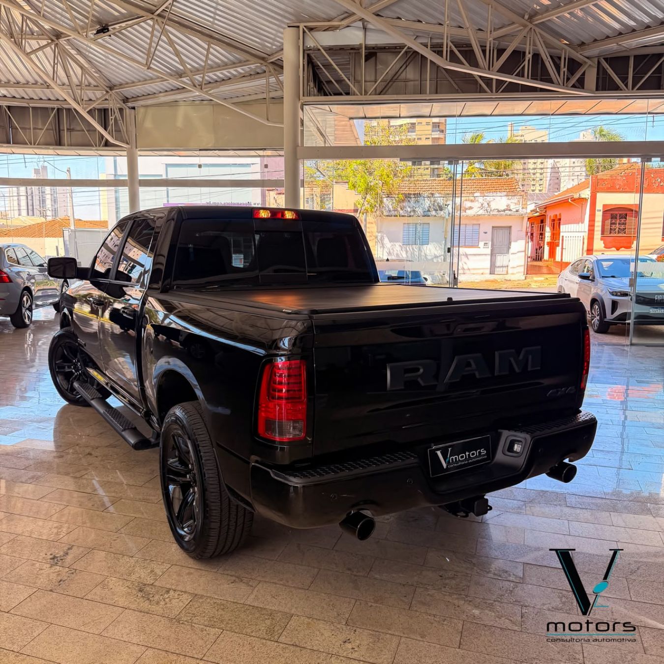 RAM 1500 Classic Laramie Night Edition 5.7 V8 2023 - Foto 2